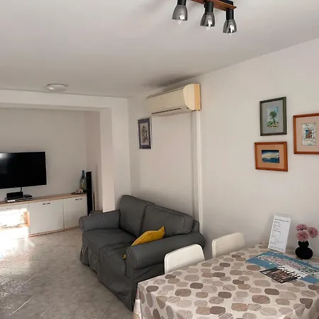 艾拉马雷公寓 *